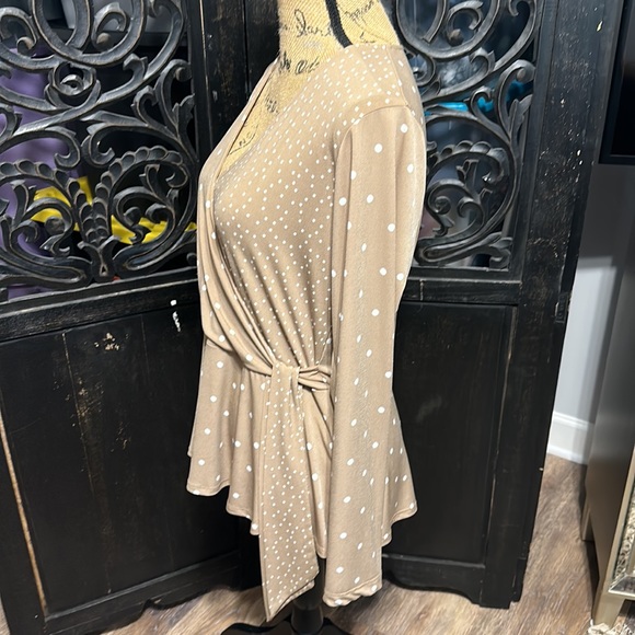 Susan Graver Liquid Knit Faux Wrap Tan w/ White Polka Dot Shirt / Top / Blouse. - Picture 7 of 9